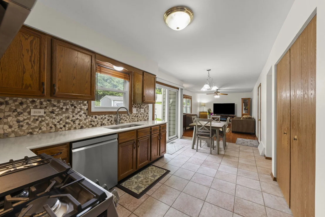 Photo of 882 Aspen Drive