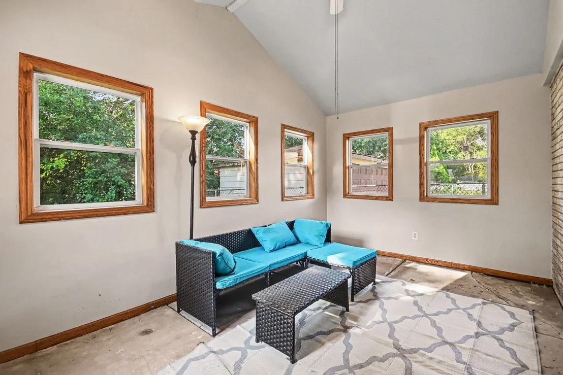 Photo of 906 N Rainbow Drive