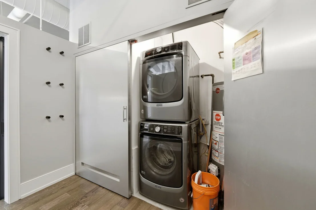 Photo of Unit 406 at 1000 W Washington Boulevard