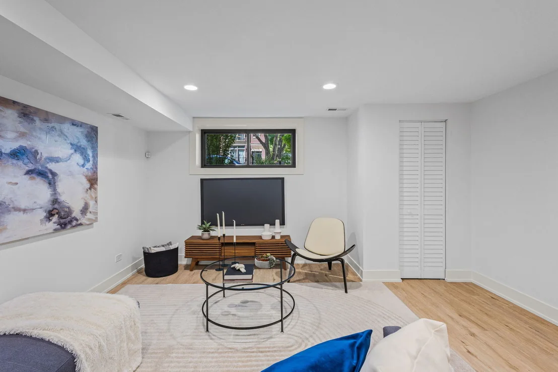 Photo of 433 E 46th Place