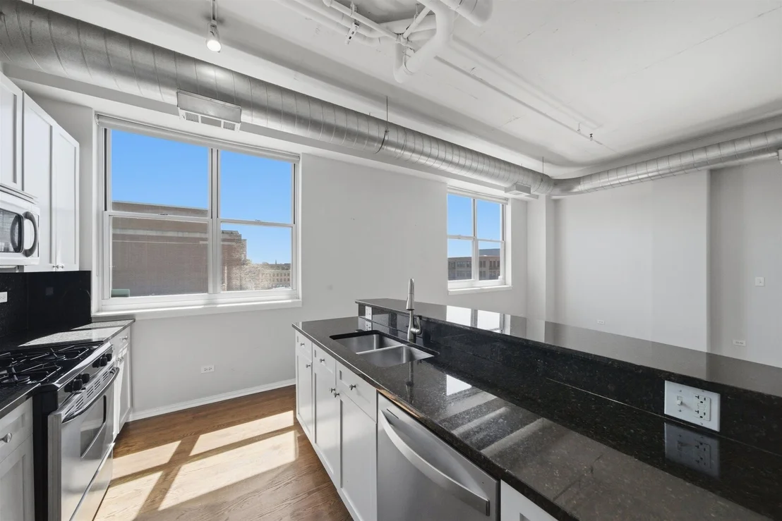 Photo of Unit 710 at 950 W Monroe Street