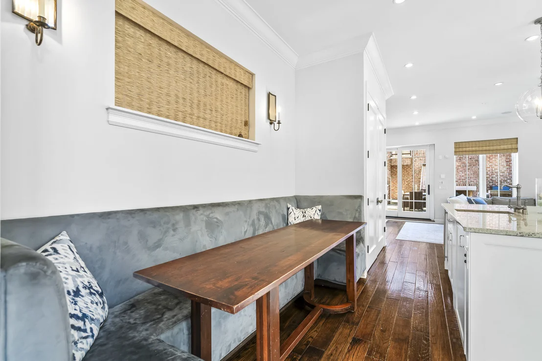 Photo of 1331 W Wolfram Street