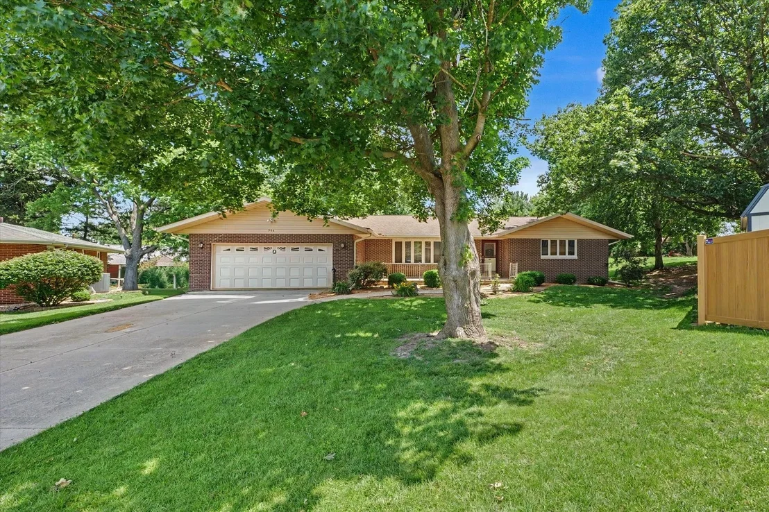 Photo of 906 Crestview Drive