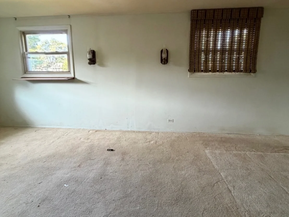 Photo of 381 N Silverleaf Boulevard
