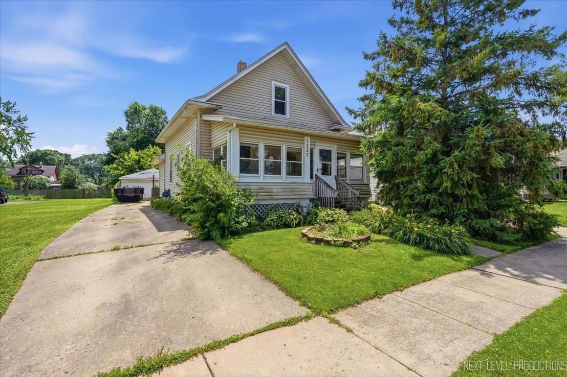 Photo of 1327 Superior Street