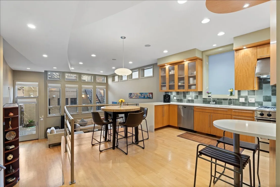 Photo of 930 W Wolfram Street
