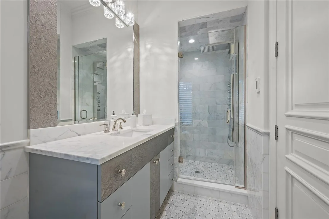 Photo of 677 Sheridan Road