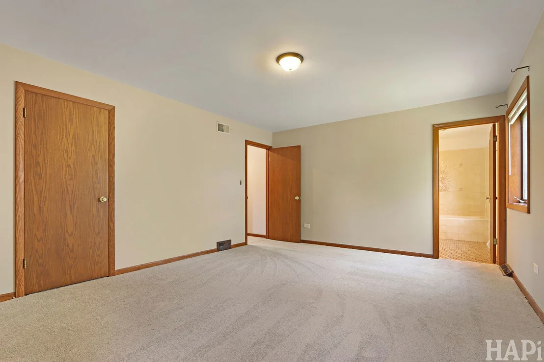 Photo of 840 Queens Lane