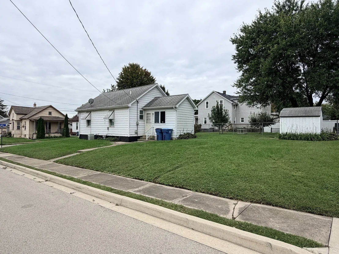 Photo of 403 E 9th Street