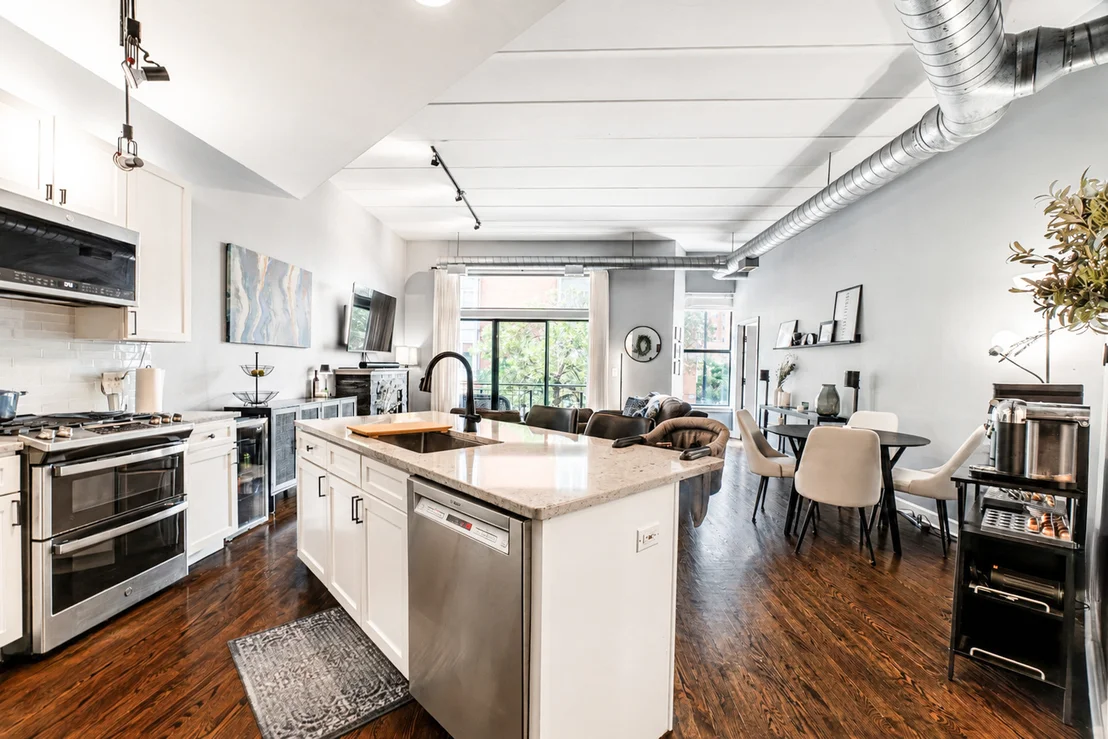 Photo of Unit D2 at 936 W Madison Street