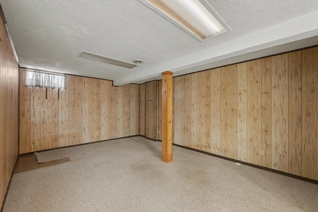 Photo of 906 Crestview Drive