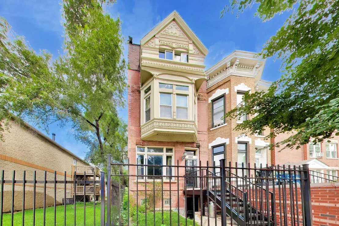 Photo of 2252 W Warren Boulevard