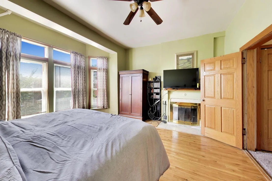 Photo of 2252 W Warren Boulevard