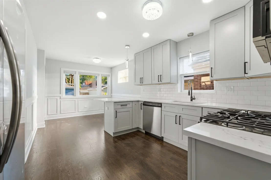 Photo of 657 E 100th Place