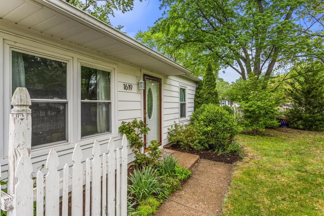 Photo of 1619 Clover Lane