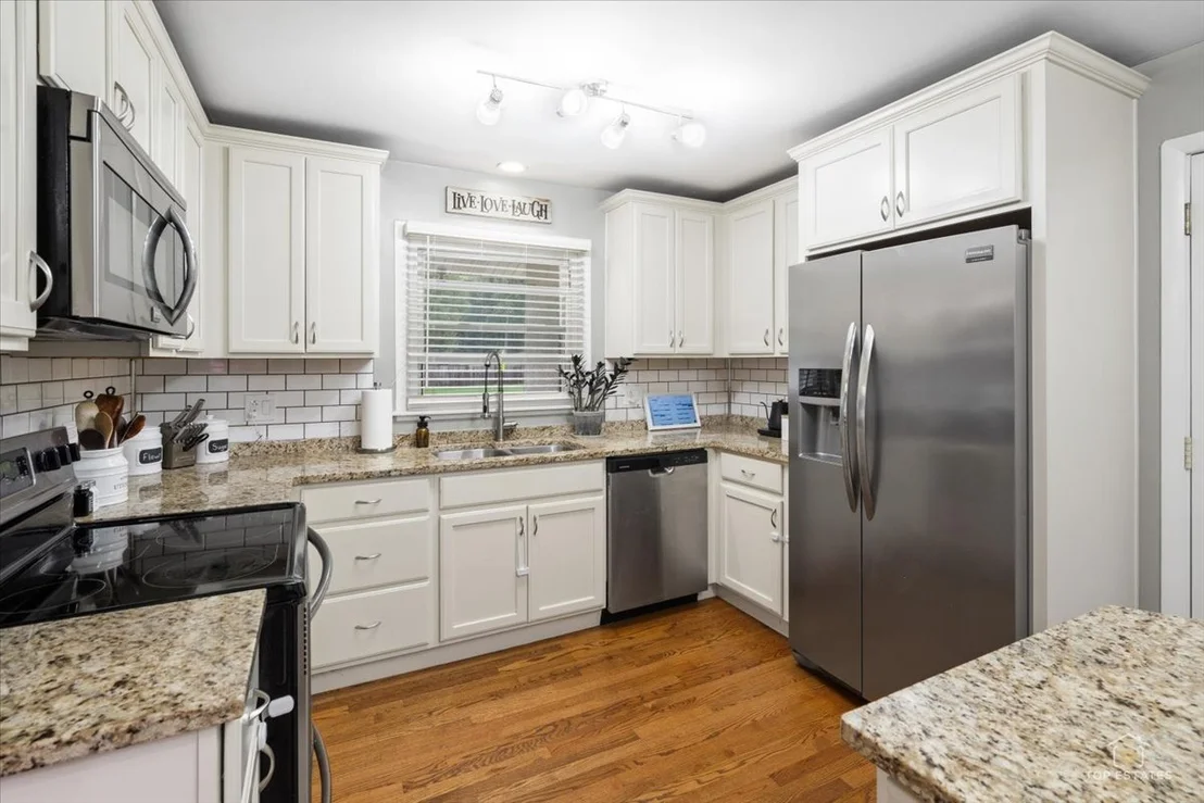 Photo of 1409 W WILLOW Lane