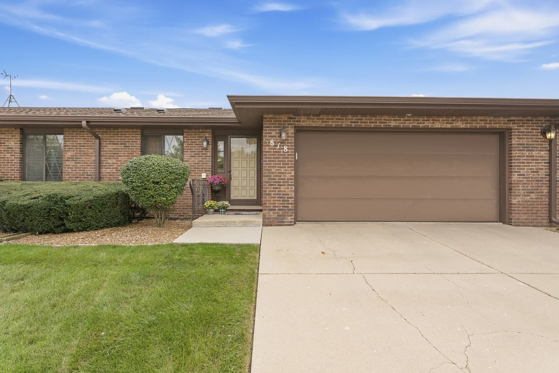 Photo of Unit 0 at 818 Shagbark Road