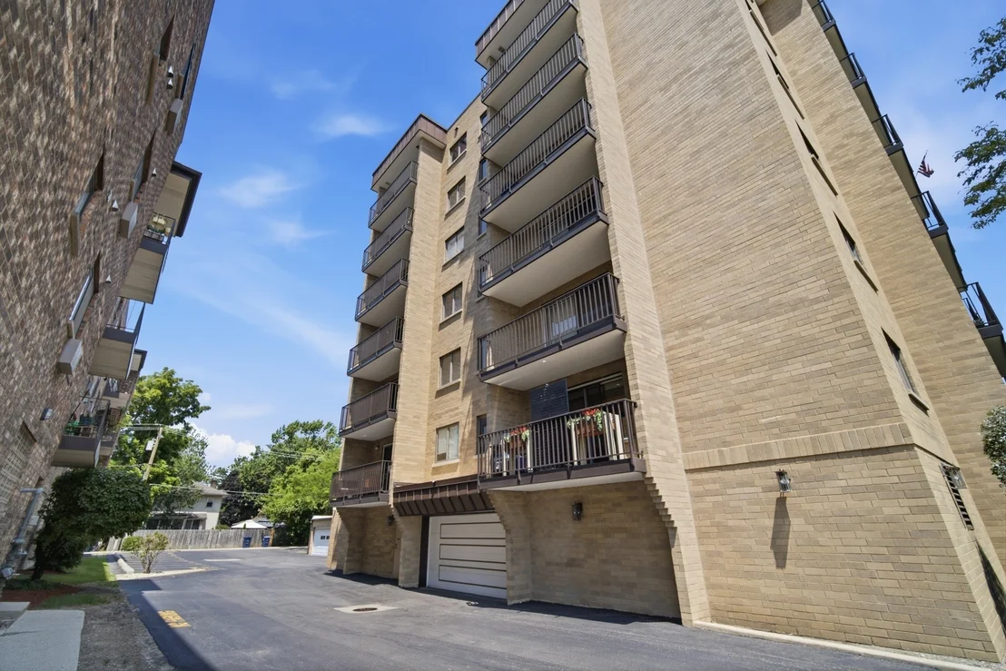 Photo of Unit 708 at 700 Graceland Avenue