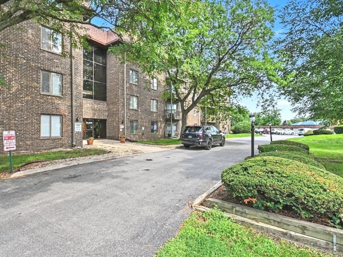 Photo of Unit 406 at 830 Elder Road