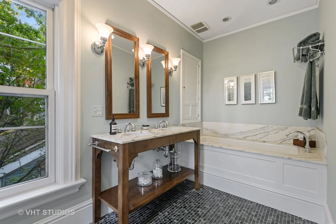 Photo of 1302 Hinman Avenue