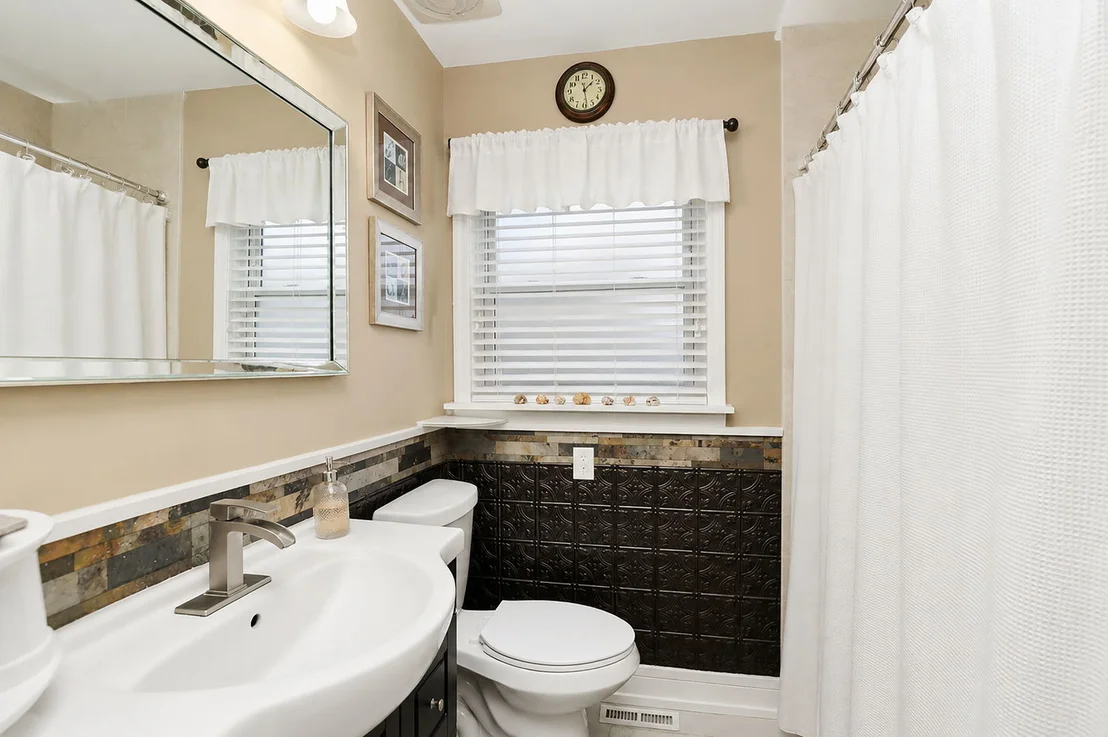 Photo of 115 N Rose Avenue