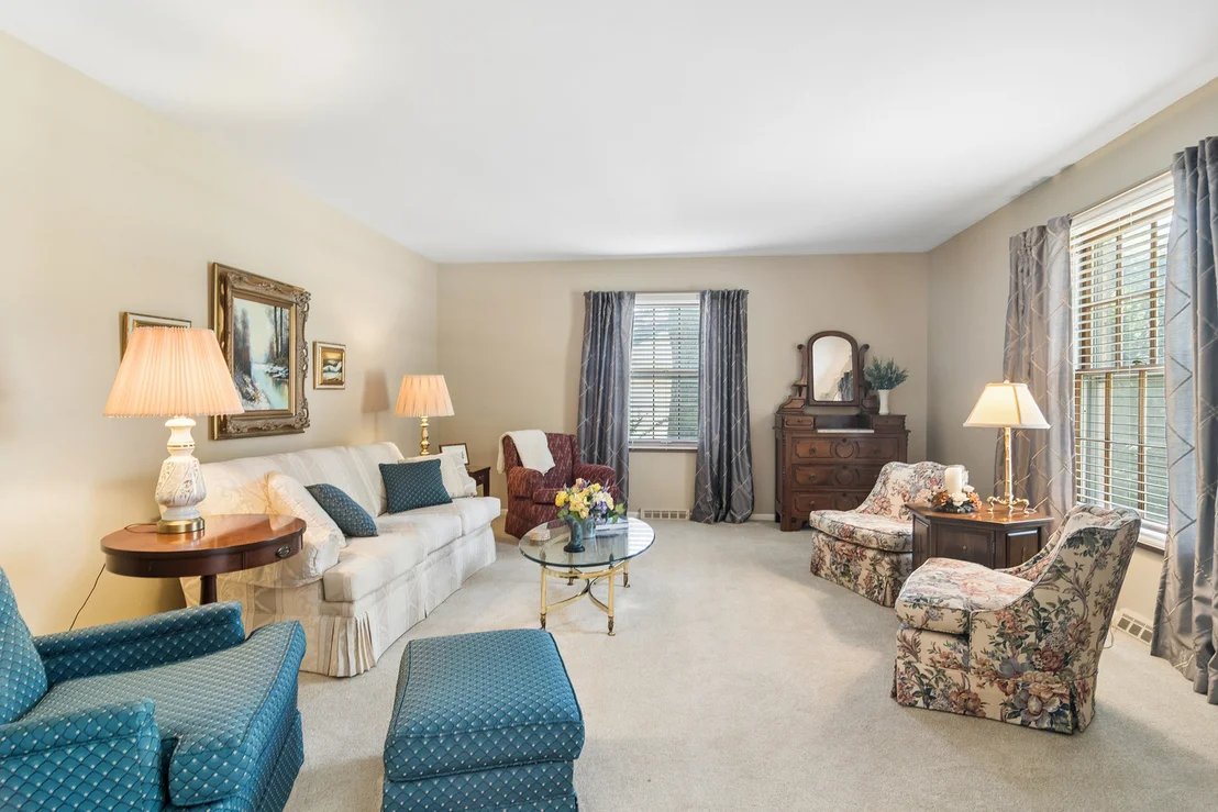 Photo of 562 E Carpenter Drive