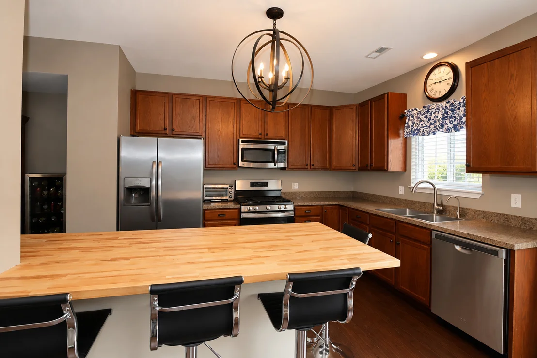 Photo of 142 Lakeshore Drive