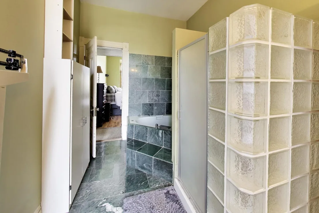 Photo of 2252 W Warren Boulevard