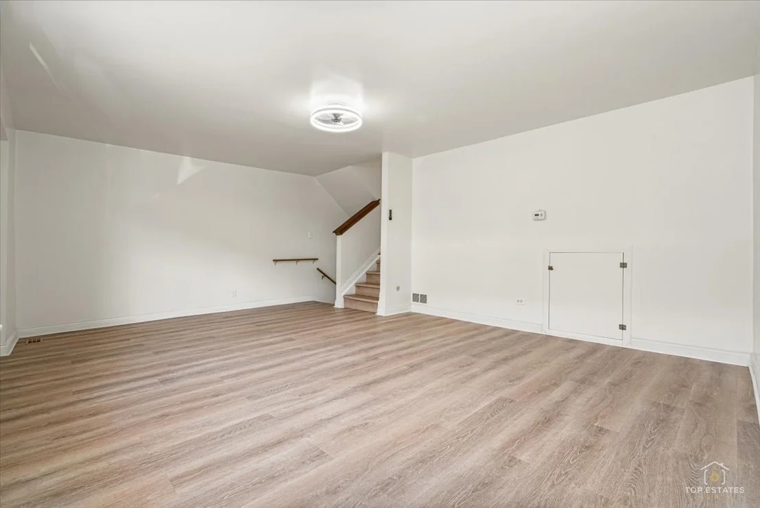 Photo of 611 W 25th Place