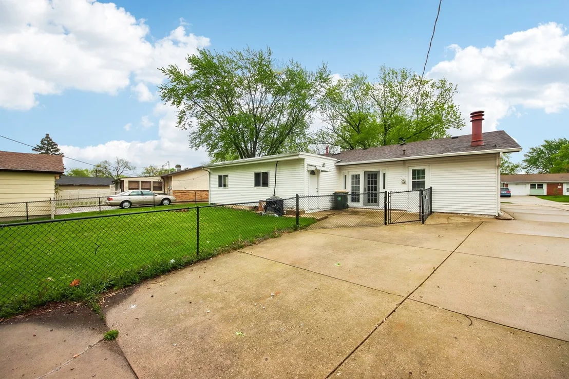 Photo of 670 Lakeview Lane