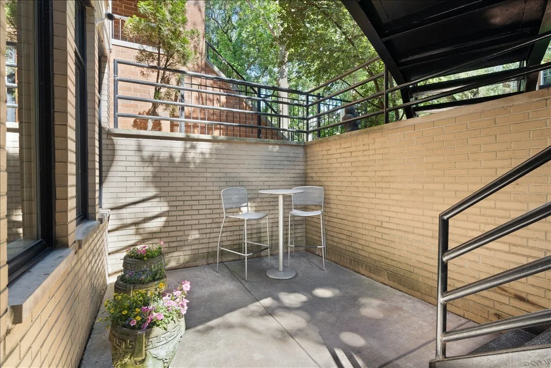 Photo of 930 W Wolfram Street