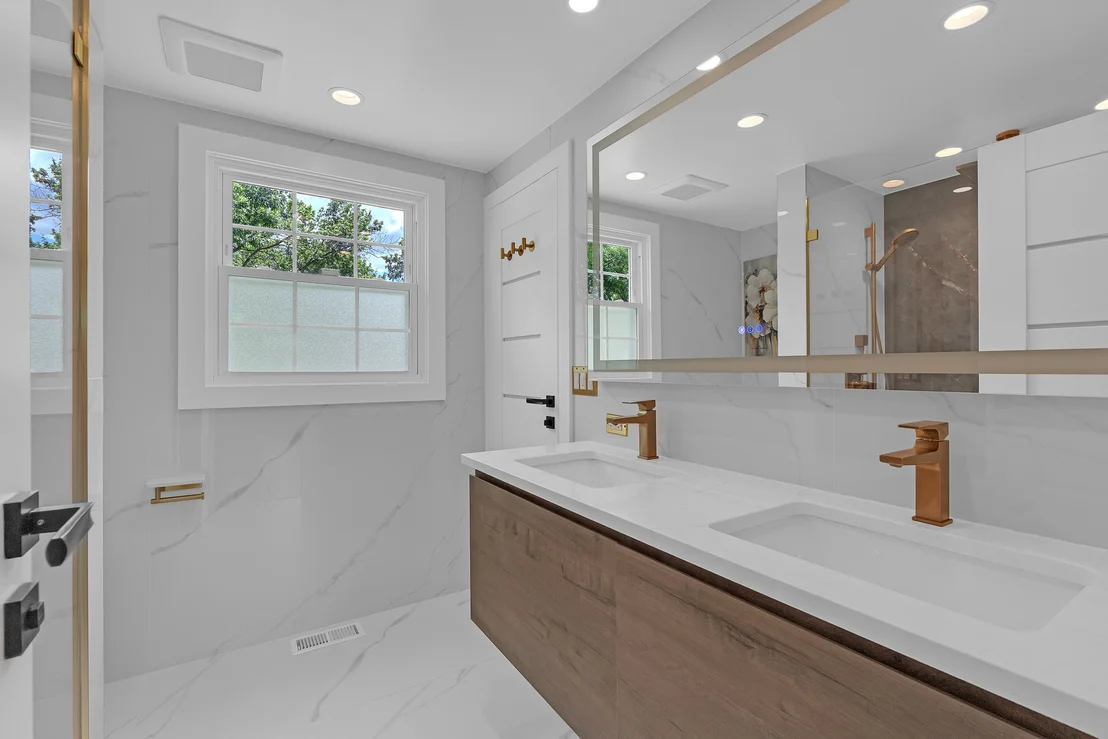 Photo of 210 W Pickwick Road