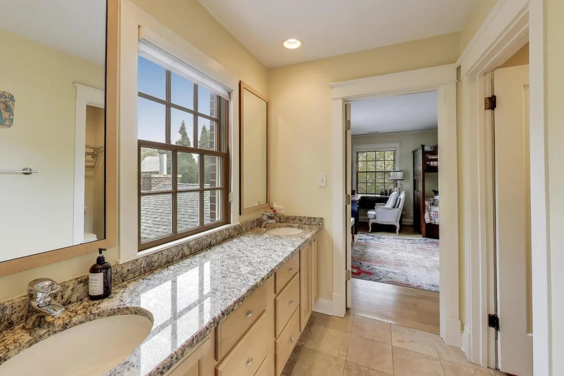 Photo of 547 JACKSON Avenue