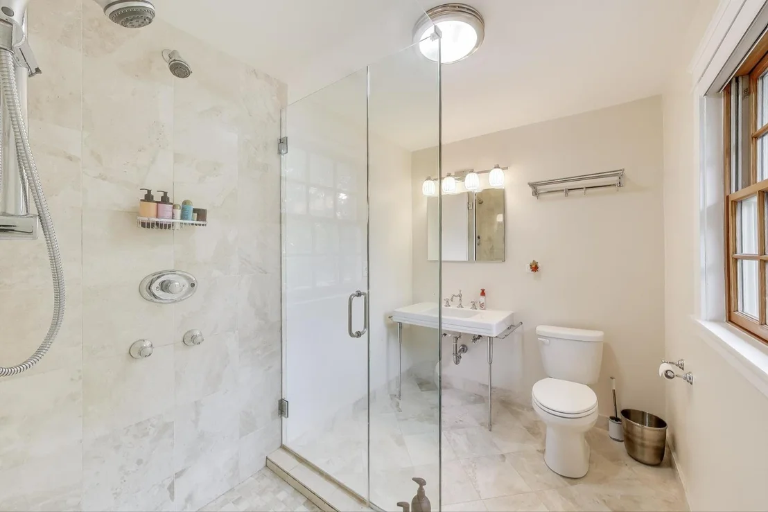 Photo of 547 JACKSON Avenue