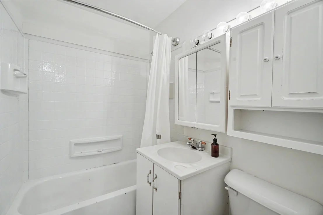 Photo of 810 MAPLEPARK Drive