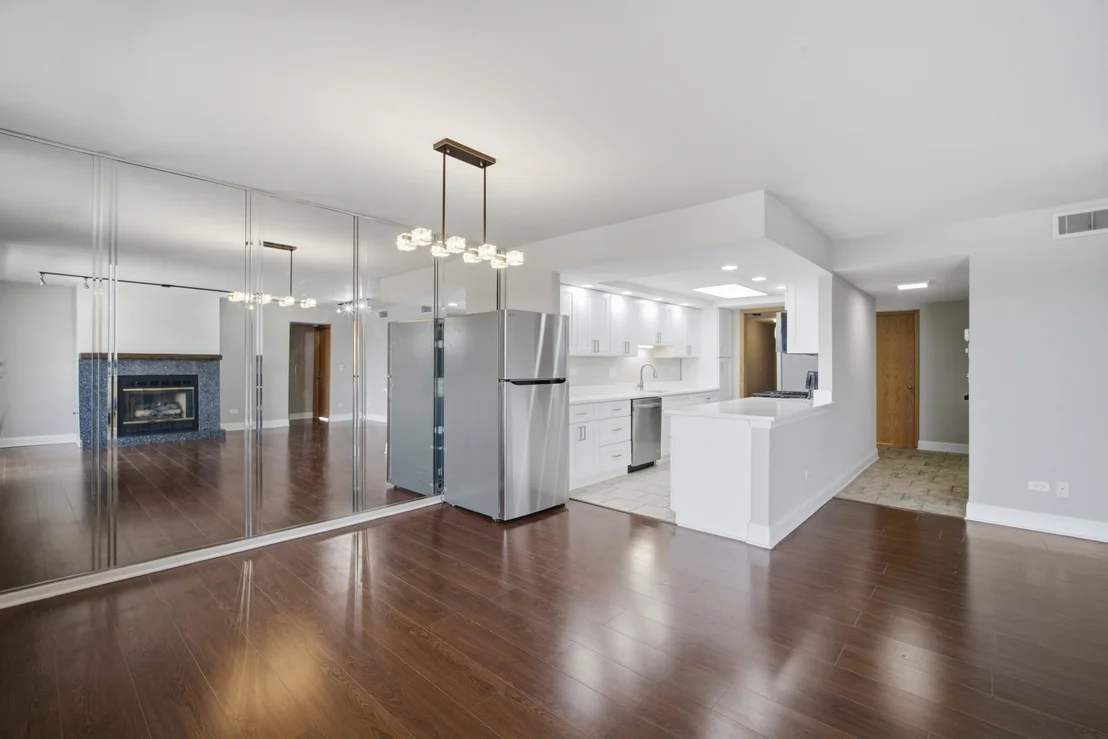 Photo of Unit 708 at 700 Graceland Avenue