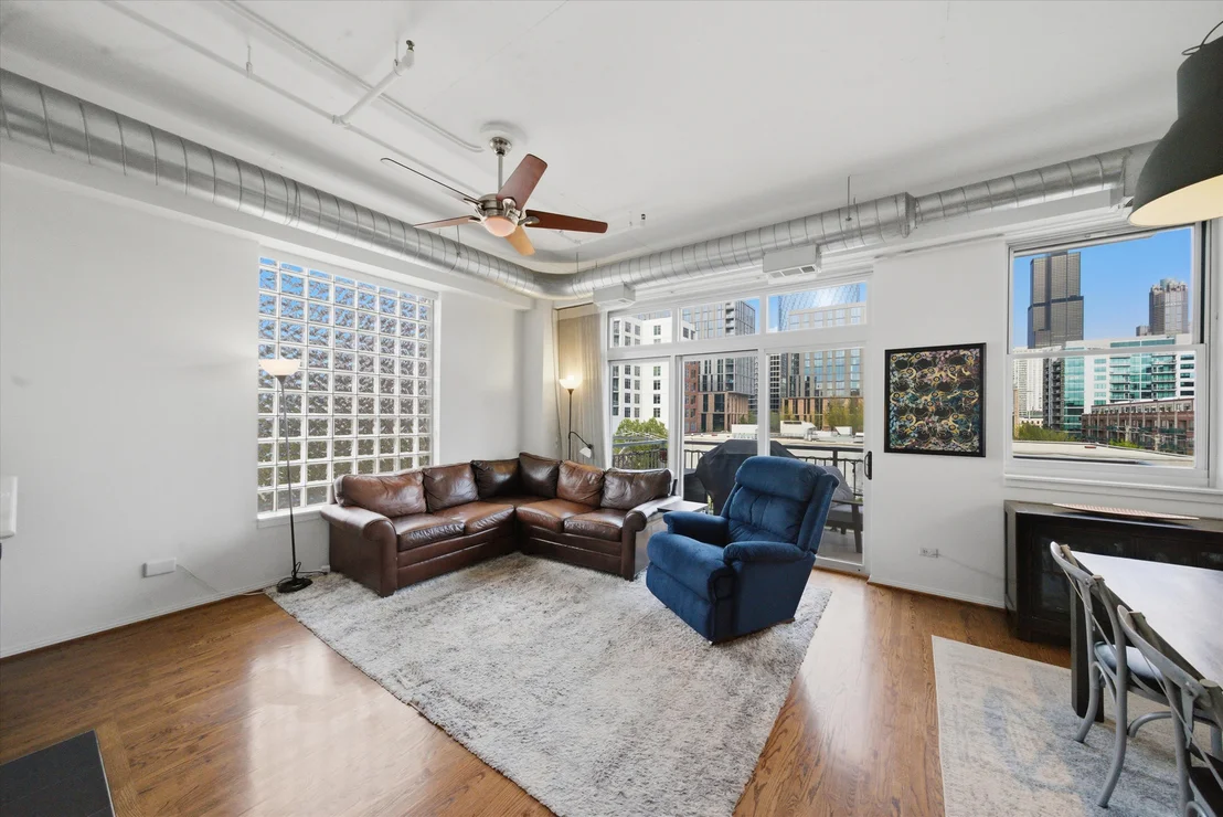 Photo of Unit 401 at 950 W Monroe Street