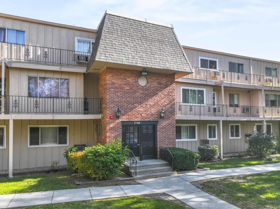 Photo of Unit 17 at 2504 Algonquin Road
