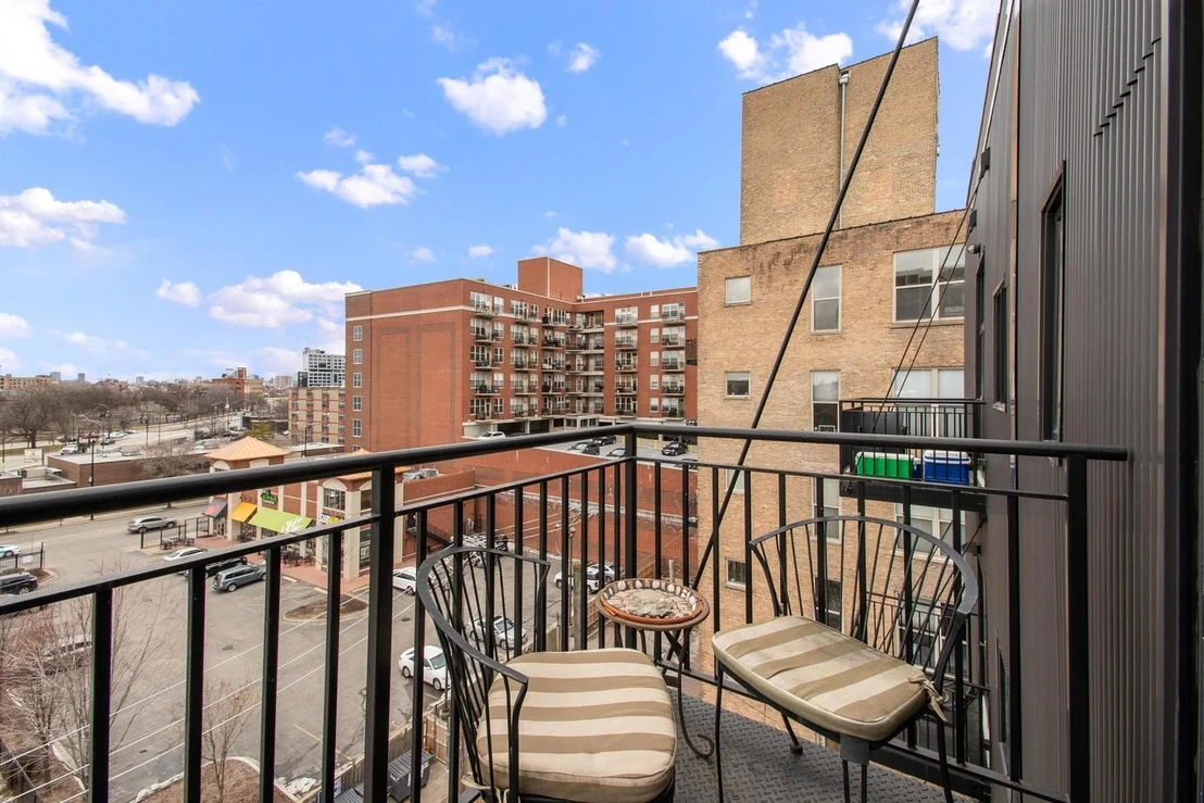 Photo of Unit PH2 at 1526 W Monroe Street