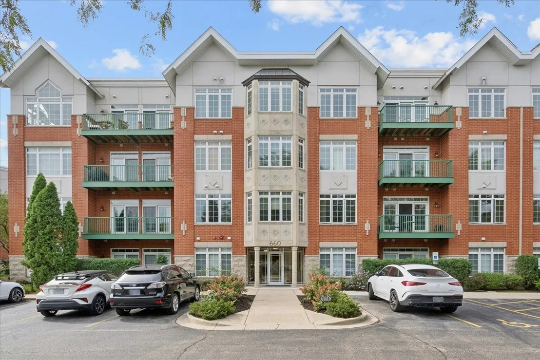 Photo of Unit 207 at 660 McHENRY Road