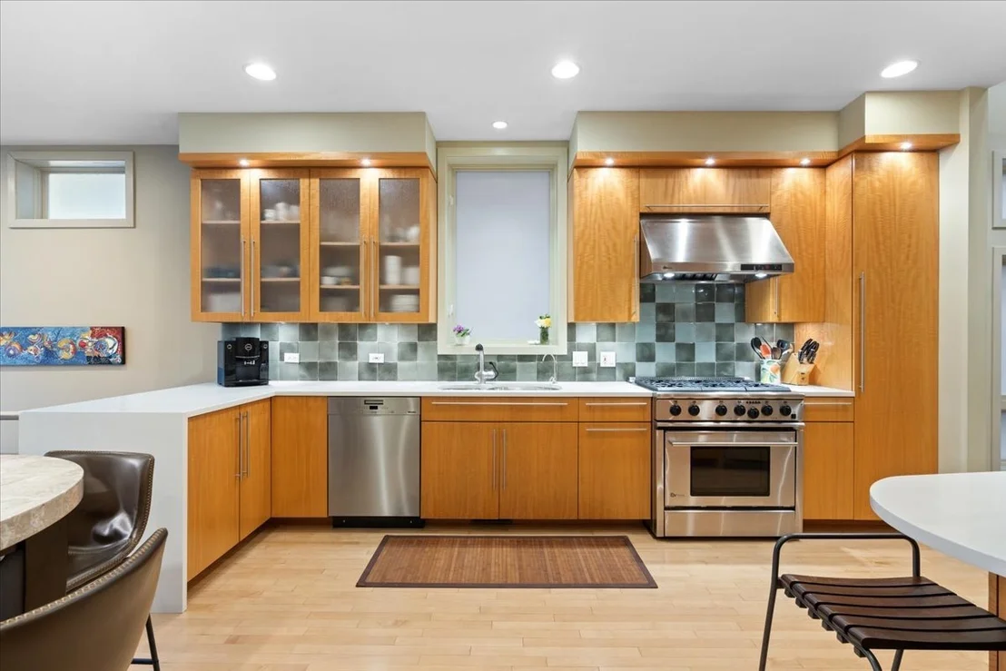 Photo of 930 W Wolfram Street