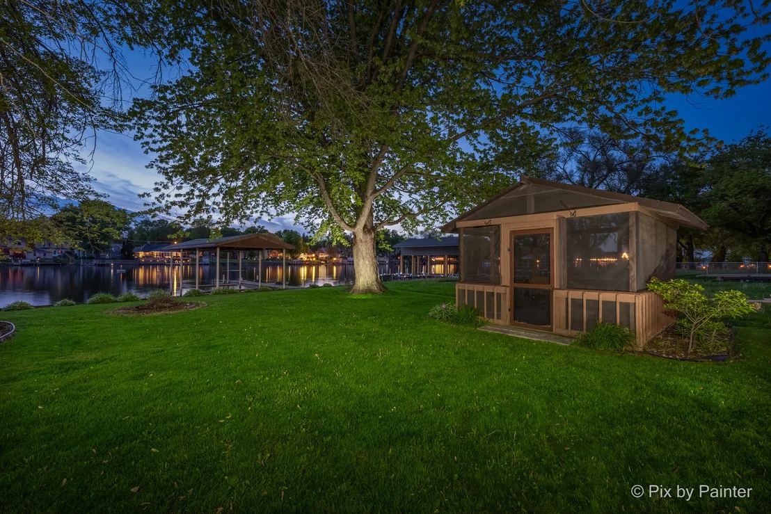 Photo of 1423 N River Road