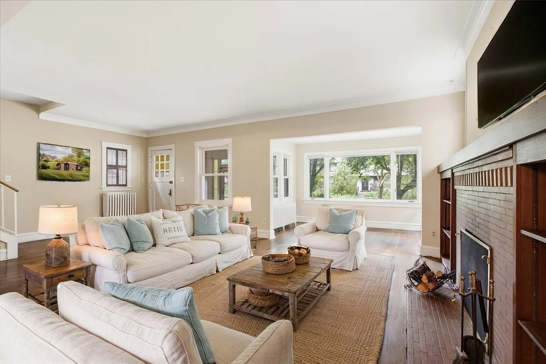Photo of 1527 W JUNEWAY Terrace