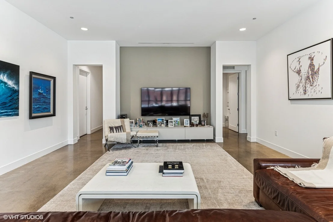 Photo of Unit 2E at 900 W Washington Boulevard