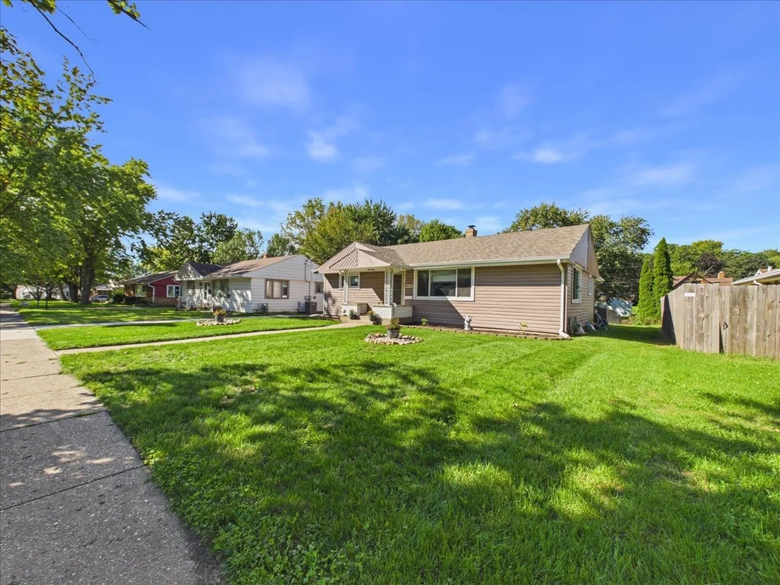 Photo of 220 FAIRVIEW Boulevard