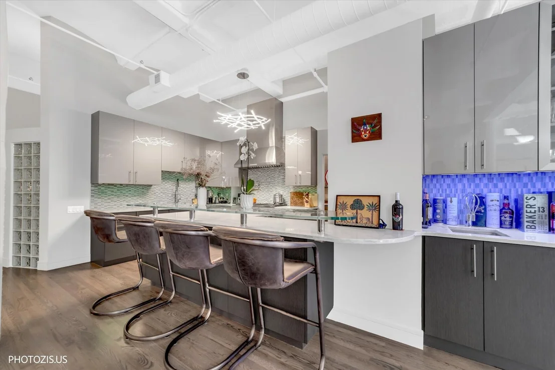 Photo of Unit 202 at 1000 W Washington Boulevard