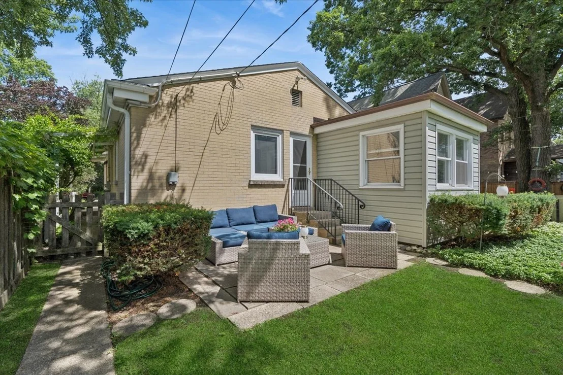 Photo of 2422 Ridgeway Avenue