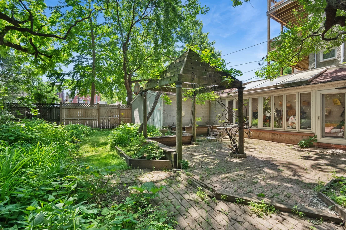 Photo of 925 W Wolfram Street