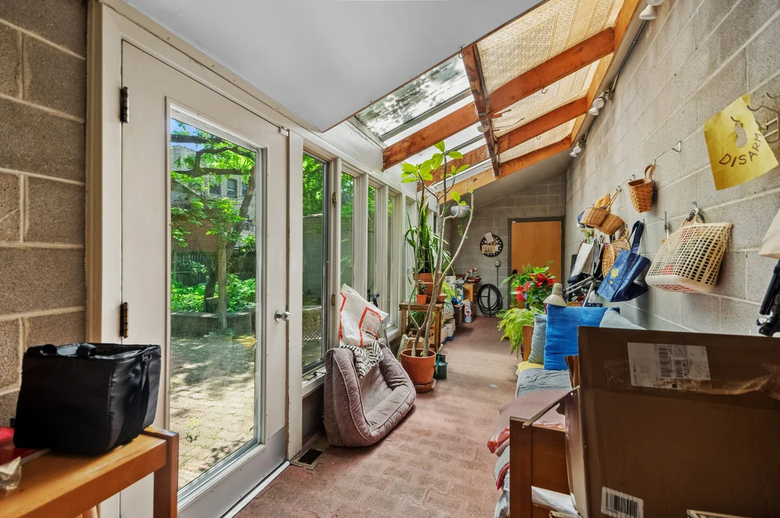 Photo of 925 W Wolfram Street