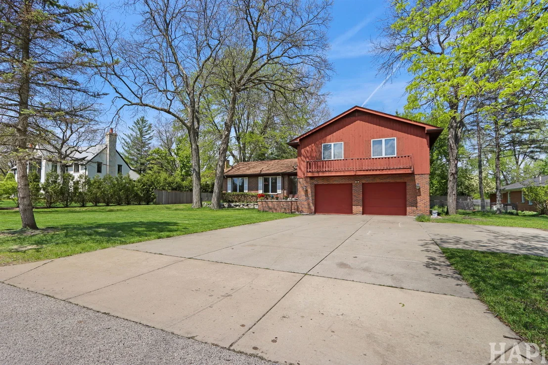 Photo of 840 Queens Lane